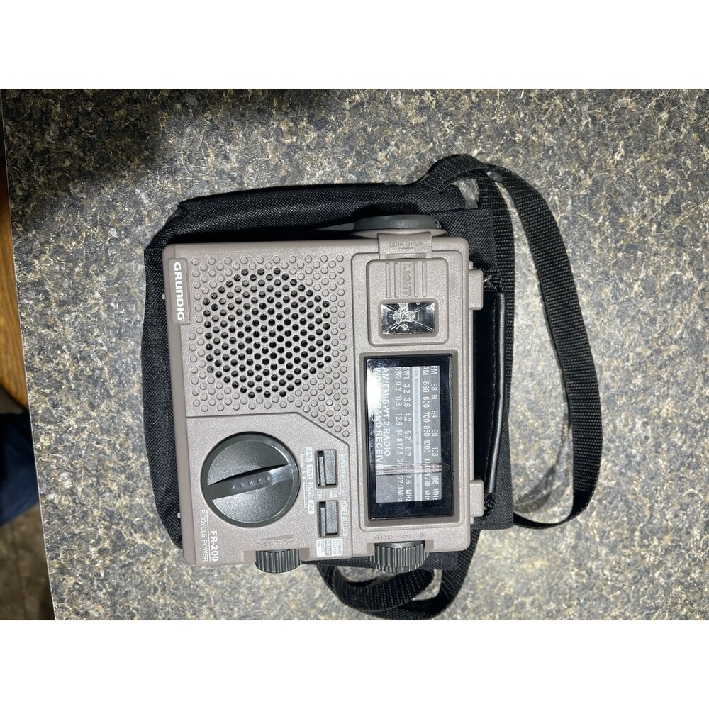 Grundig FR-200 Recycle Power AM/FM/SW1.2 WORLD RECEIVER Flashlight W/case